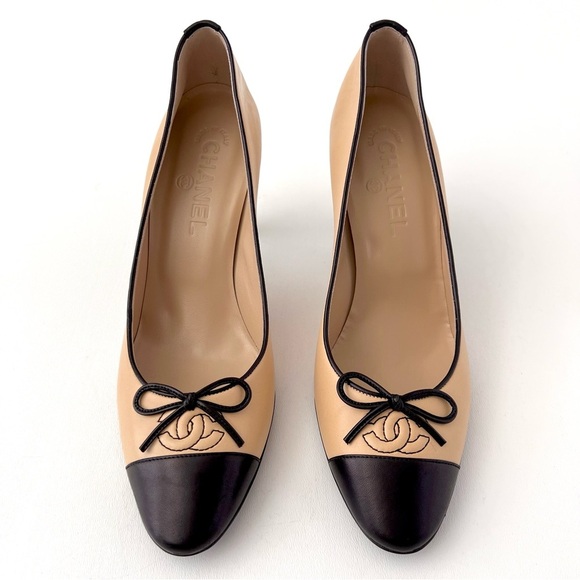 New CHANEL | Beige and Black Cap Toe Pumps Interlocking CC Logo with Bow EU 38.5 - Picture 3 of 16